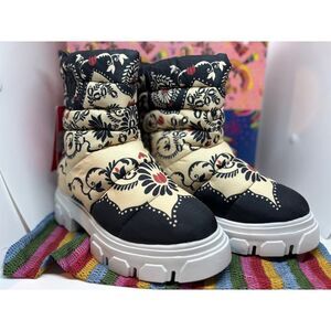 NWB Farm Rio Black Passion Scarf Puffy Ankle Boots Lug Sole 100% Vegan 7 $275